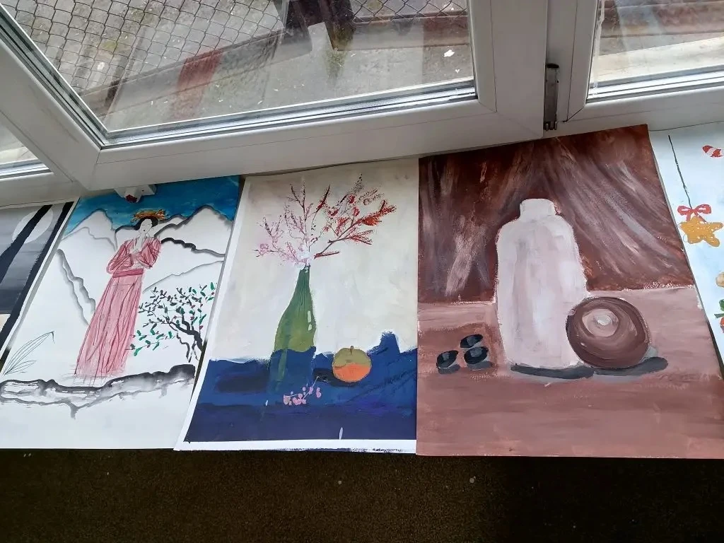 Маленький вернисаж: когда каждый — художник! 🎨✨  Сегодня холл первого этажа нашей школы превратился 