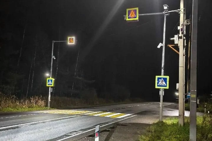 На трех трассах под Ижевском появились проекционные пешеходные переходы.