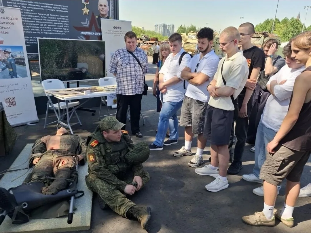 🇷🇺 Связь поколений и выбор пути: наши студенты на масштабной акции к 81-й годовщине Победы!  На этой