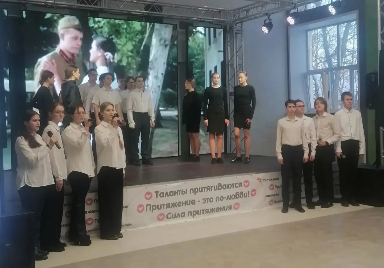 Сегодня ученики гимназии приняли участие в конкурсе патриотической песни «Отчизны верные сыны» в цен