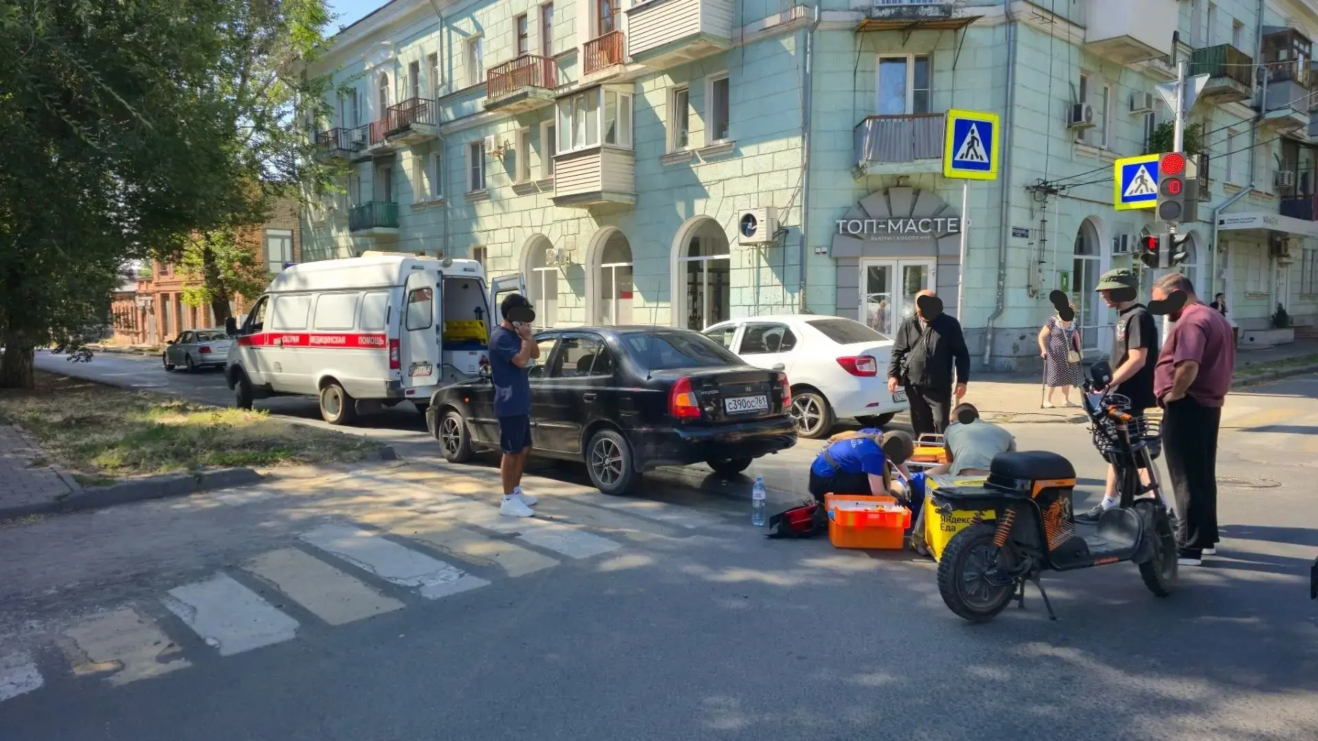 🚨ДТП на перекрёстке Пушкинской и Просвещения: пострадал курьер на электросамокате