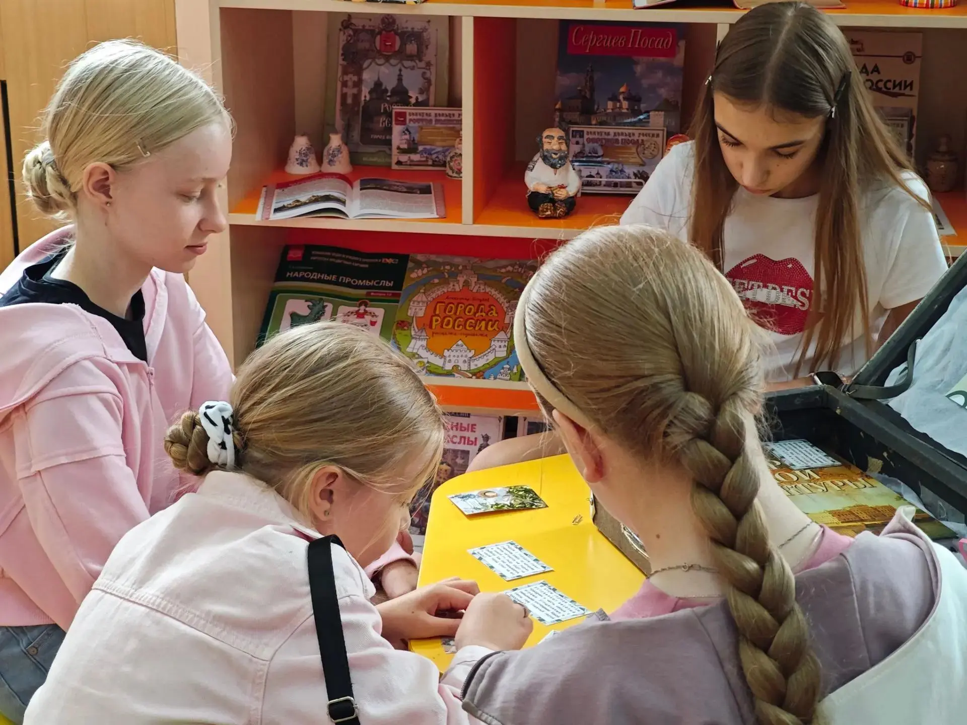Посетители библиотеки познакомились с книжной выставкой по городам Золотого кольца «Лет...