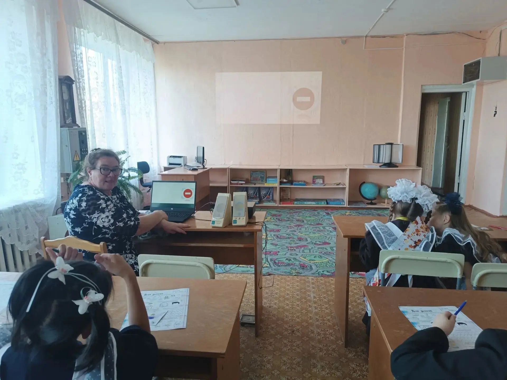 В рамках Недели дорожной безопасности в МБОУ Вязовской НШДС состоялась викторина‑презен...