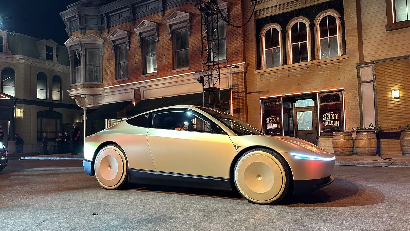 После презентации Cybercab акции Tesla упали на 6,6%, а капитализация компании за день ...