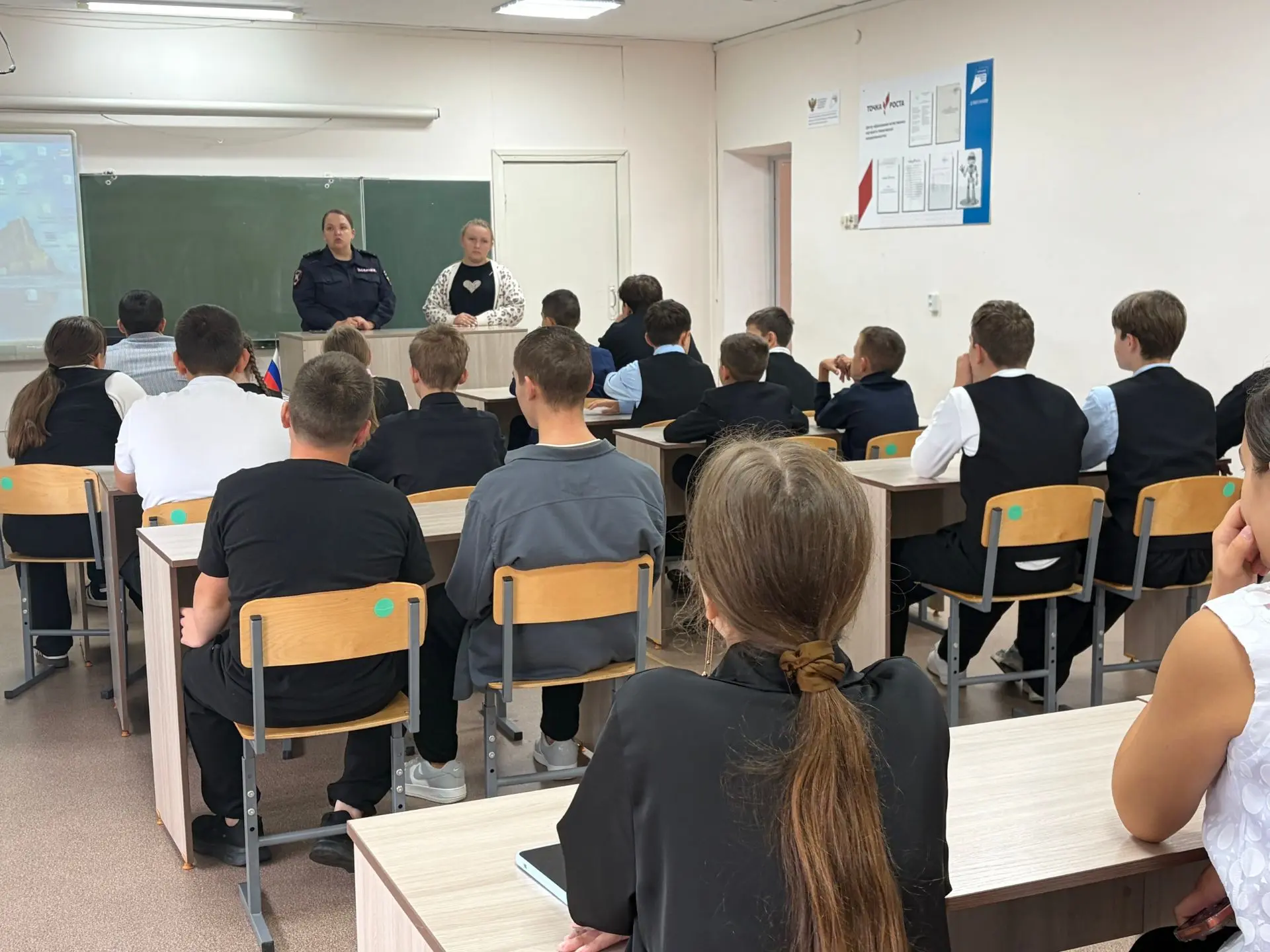 Беседа сотрудника ГИБДД с учащимися о правилах дорожного движения.