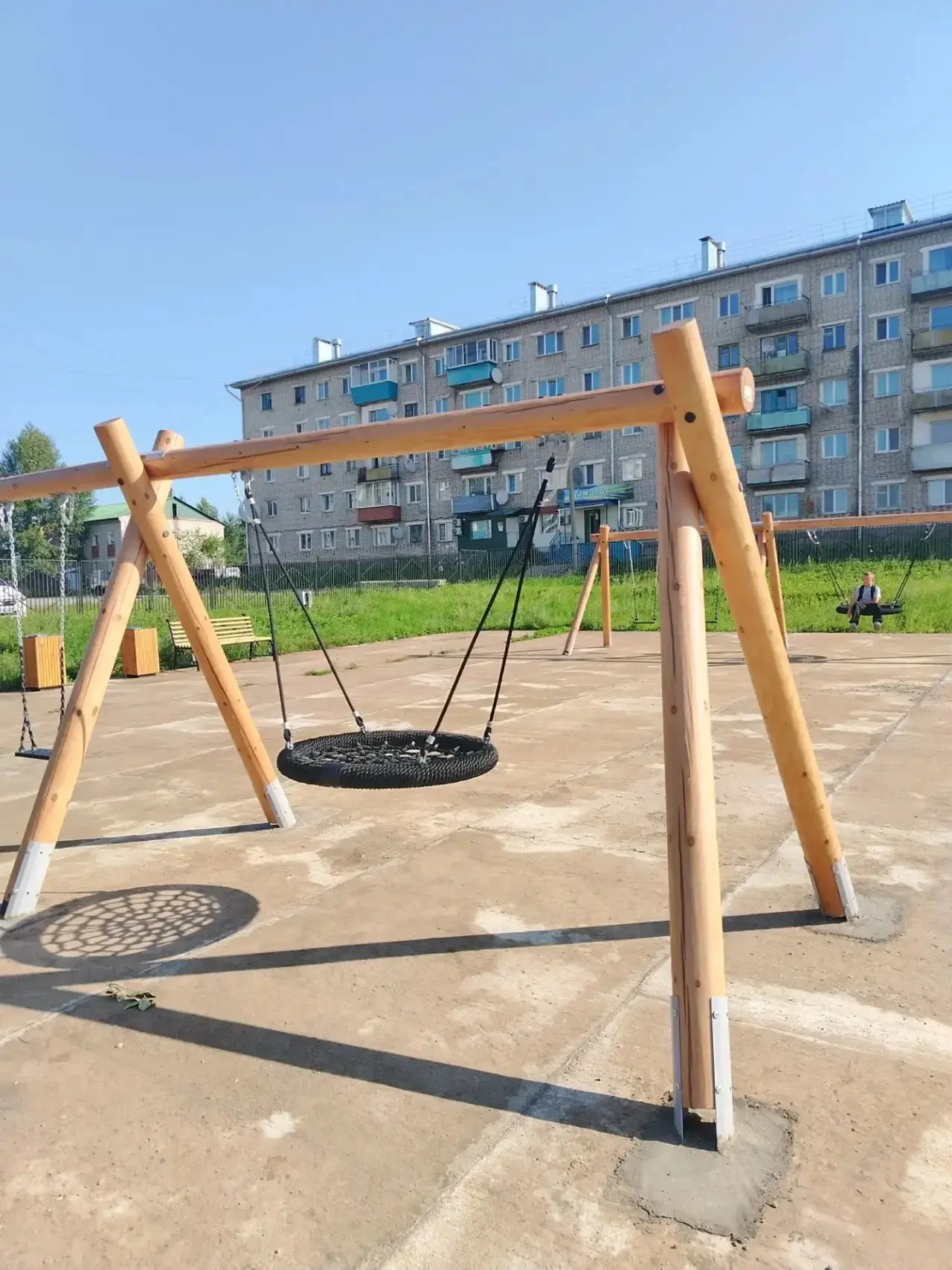 ⛳️В Сквере Ерофея Павловича появились современные качели

Здесь же появились комфортные лавочки для 