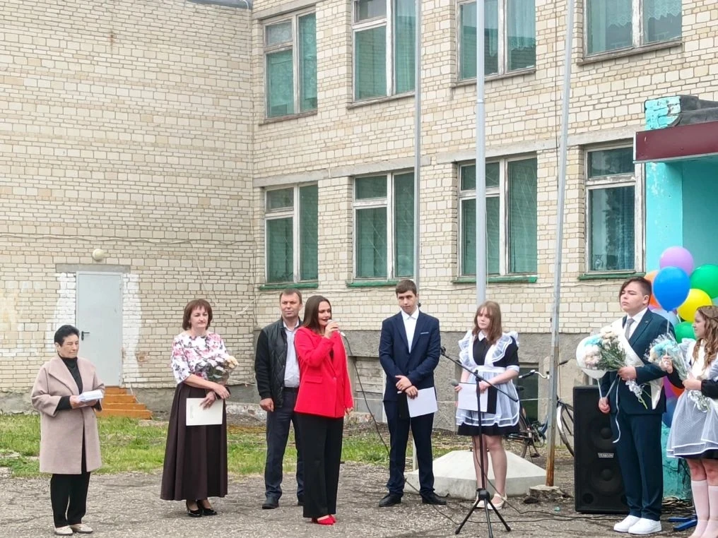 Сегодня в нашей школе прошла торжественная линейка, посвященная празднику «Последний звонок -2026». 