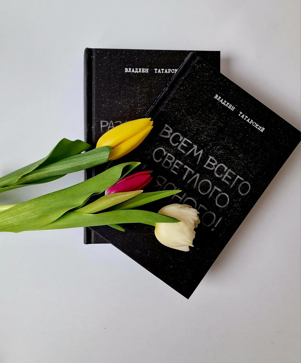 Женщинам тоже можно дарить книги про войну) удиви))