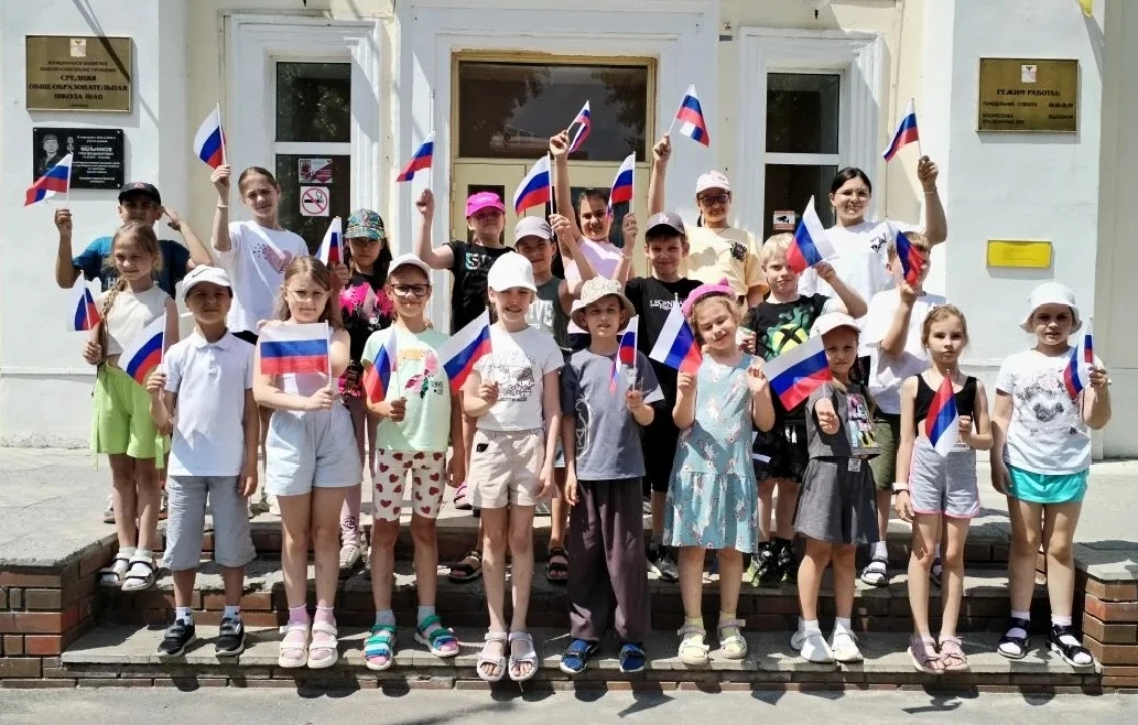 «Ты Россия моя — золотые края!»🇷🇺

В День России, в нашем лагере было особенно тепло и патриотично
