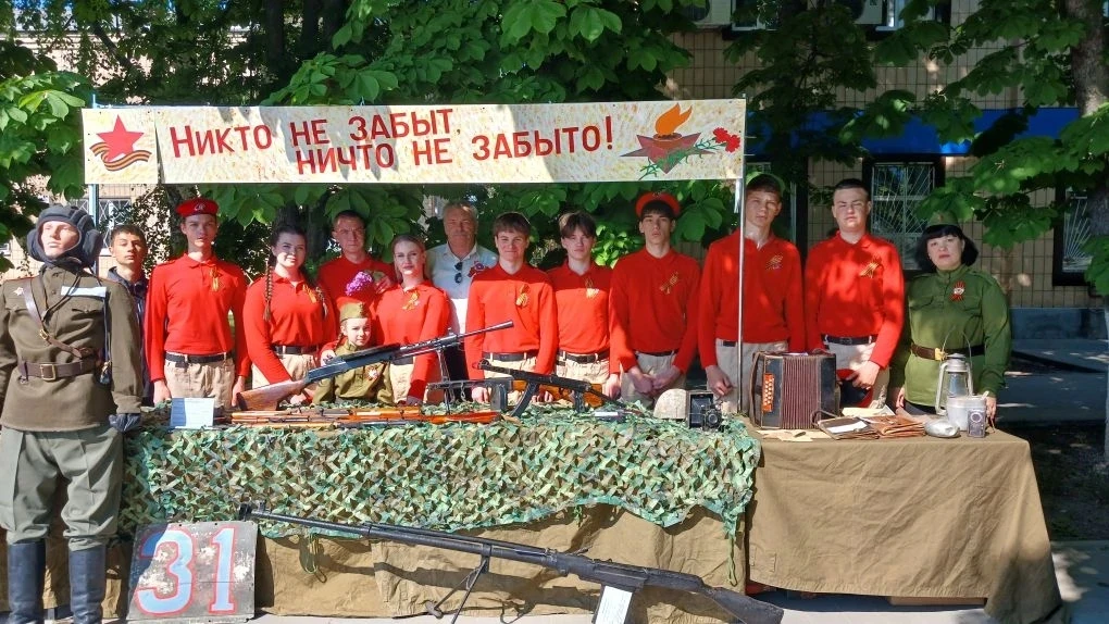 9 мая, в День Победы, наш школьный музей представил экспозицию "Никто не забыт и ничто ...