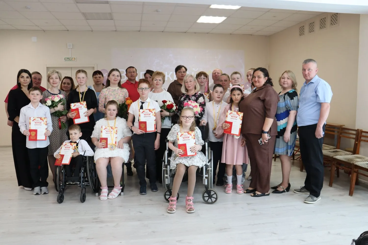 🌼 Прощай, начальная школа!
22.05 в нашей школе царила особая атмосфера — мы проводили наших четверо