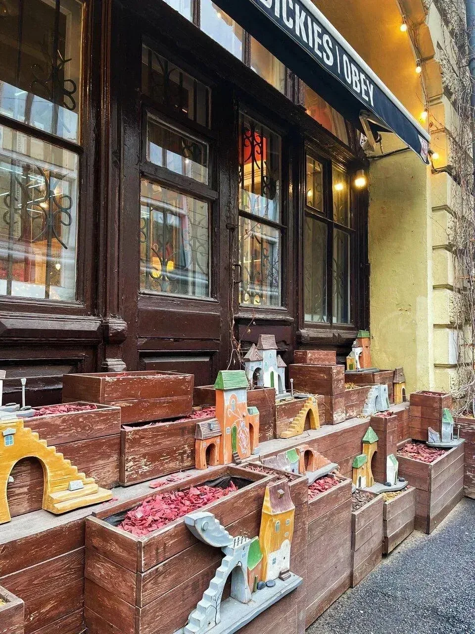 🏘 В самом центре Петербурга, в Банковском переулке, 3, спрятан миниатюрный городок.

Экспозицию рег