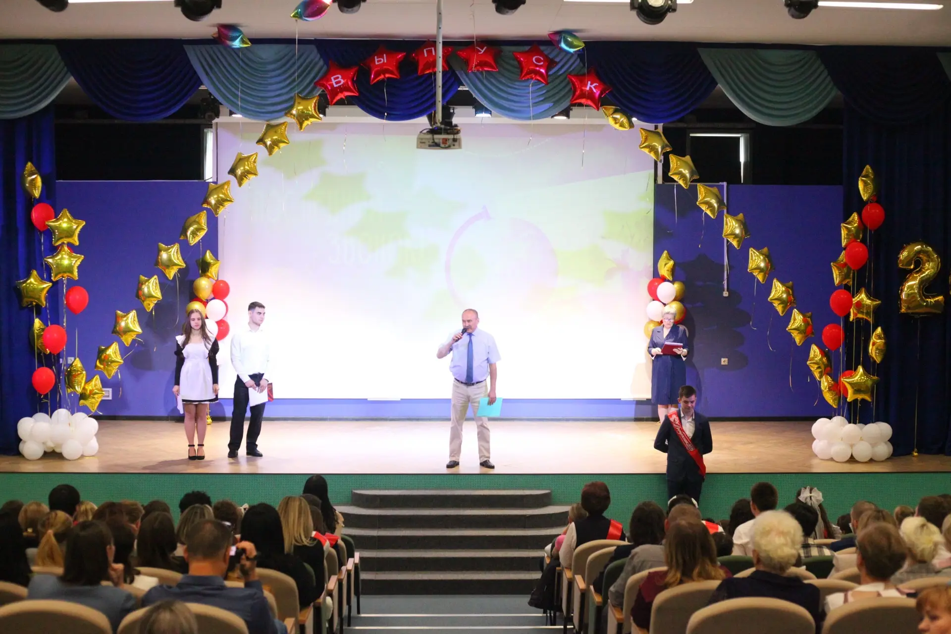 Сегодня в нашей школе отгремел последний звонок! 🎓🔔  Этот день получился ярким, красочным и очень тр