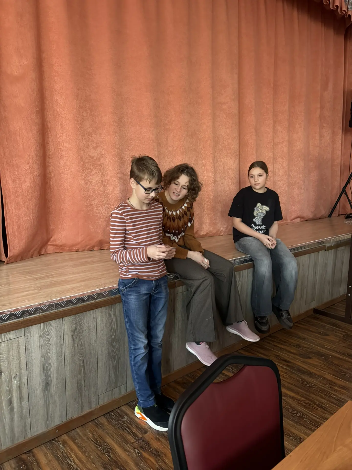 Живые эмоции на занятии проекта «ШКОЛА ВЕДУЩИХ»❤️🫂  В морозную субботу к ребятам на тренинги загляну