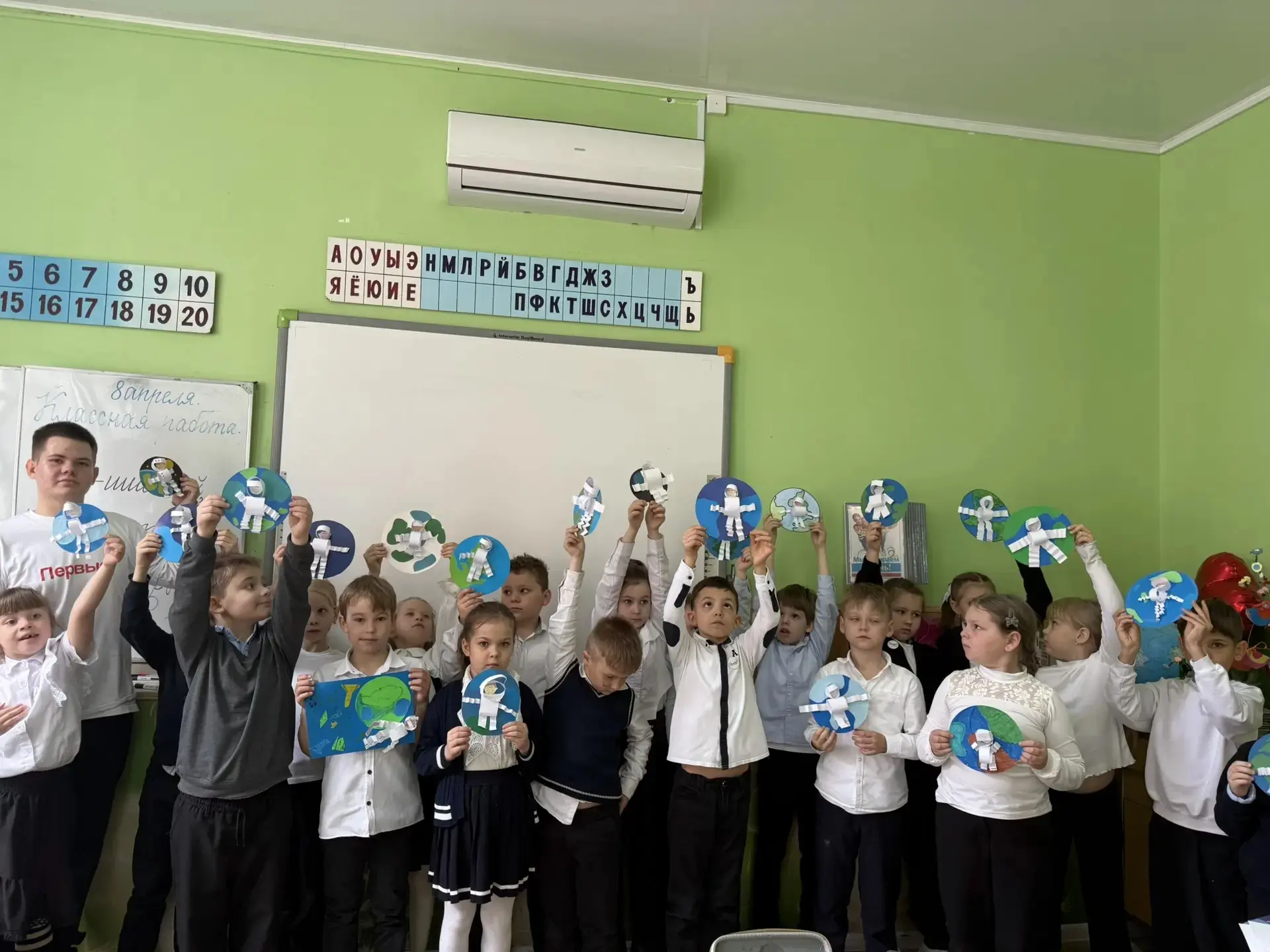 ПУТЬ К ЗВЕЗДАМ НАЧИНАЕТСЯ ЗДЕСЬ!  ✏️В преддверии Дня космонавтики активисты «Движения Первых», совме