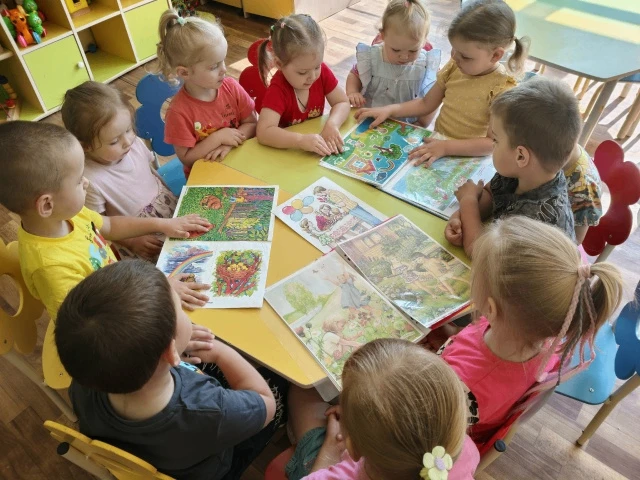 Творческую мастерскую "Мир вокруг нас" в младшей группе провела сегодня воспитатель Сулимова Л.С.
Ре