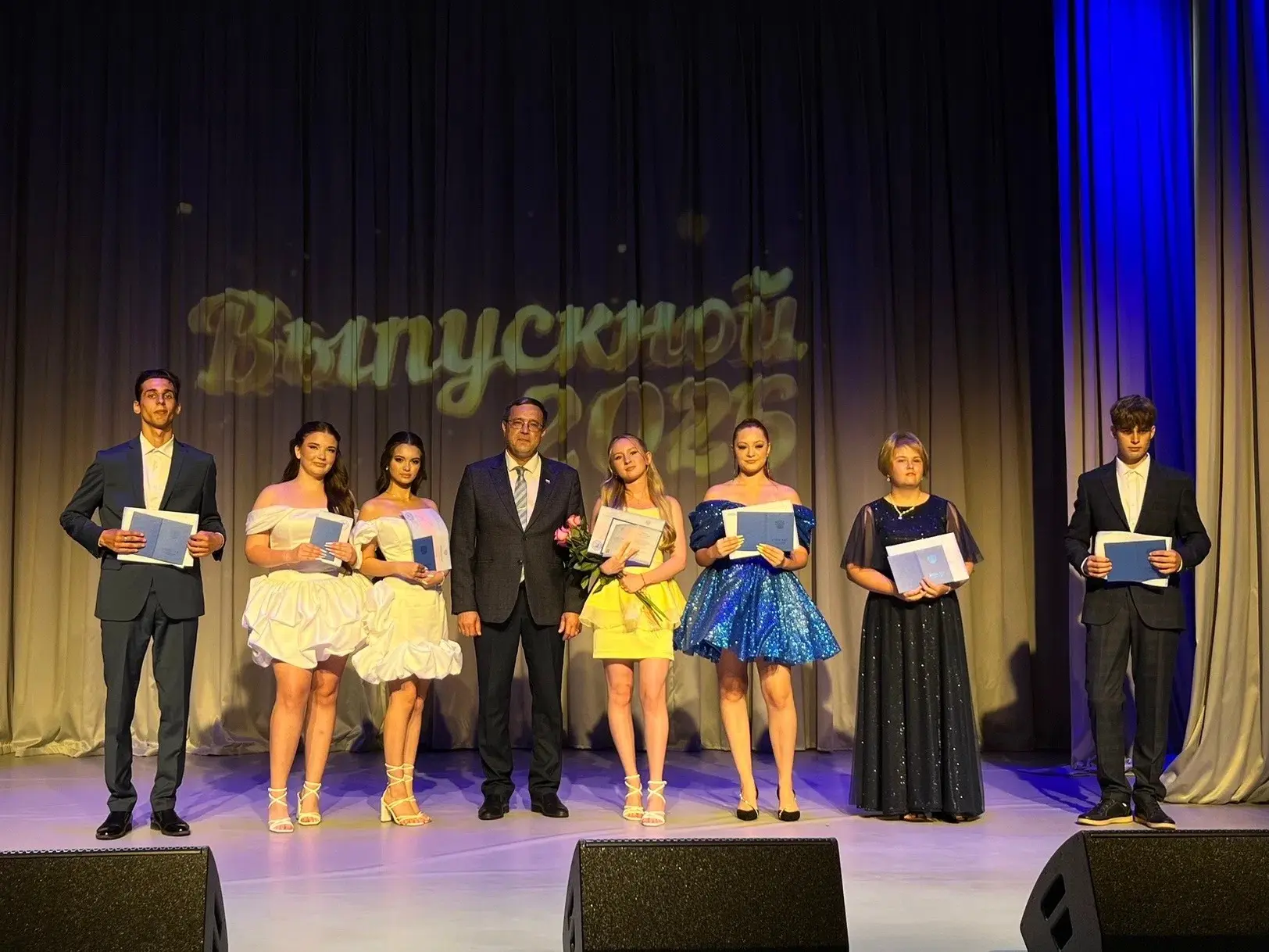 🎓 Сегодня в нашей школе прошёл выпускной - праздник одновременно радостный и немного грустный.

Тор
