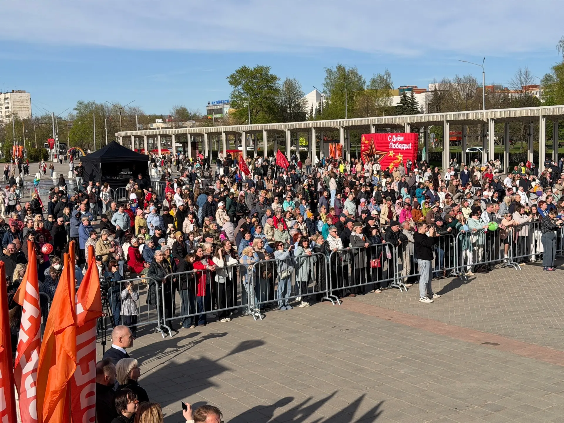 И пусть песни о Великой Победе живут в каждом из нас!  🎤Сегодня площадь Молодежи стала одним из мест