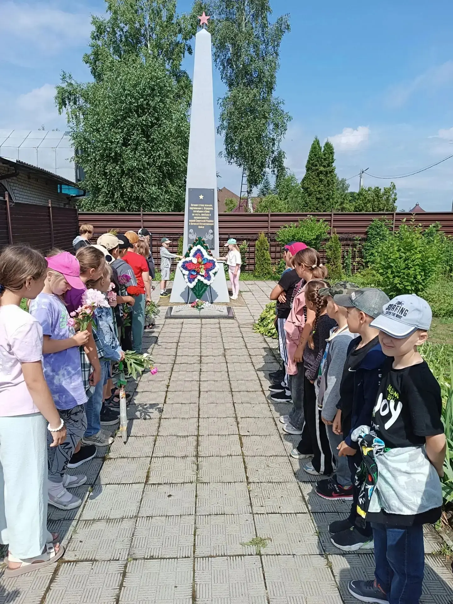 🕯 День памяти и скорби: воспитанники школьного лагеря "Дружба" почтили память павших в Великой Отеч
