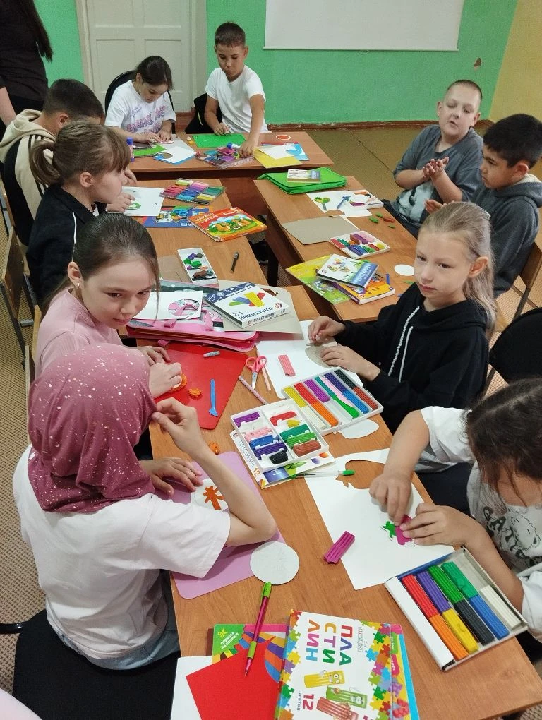 Сегодня для учащихся 3–4 классов МБОУ СОШ № 3 педагоги ЦДТ провели увлекательный мастер...