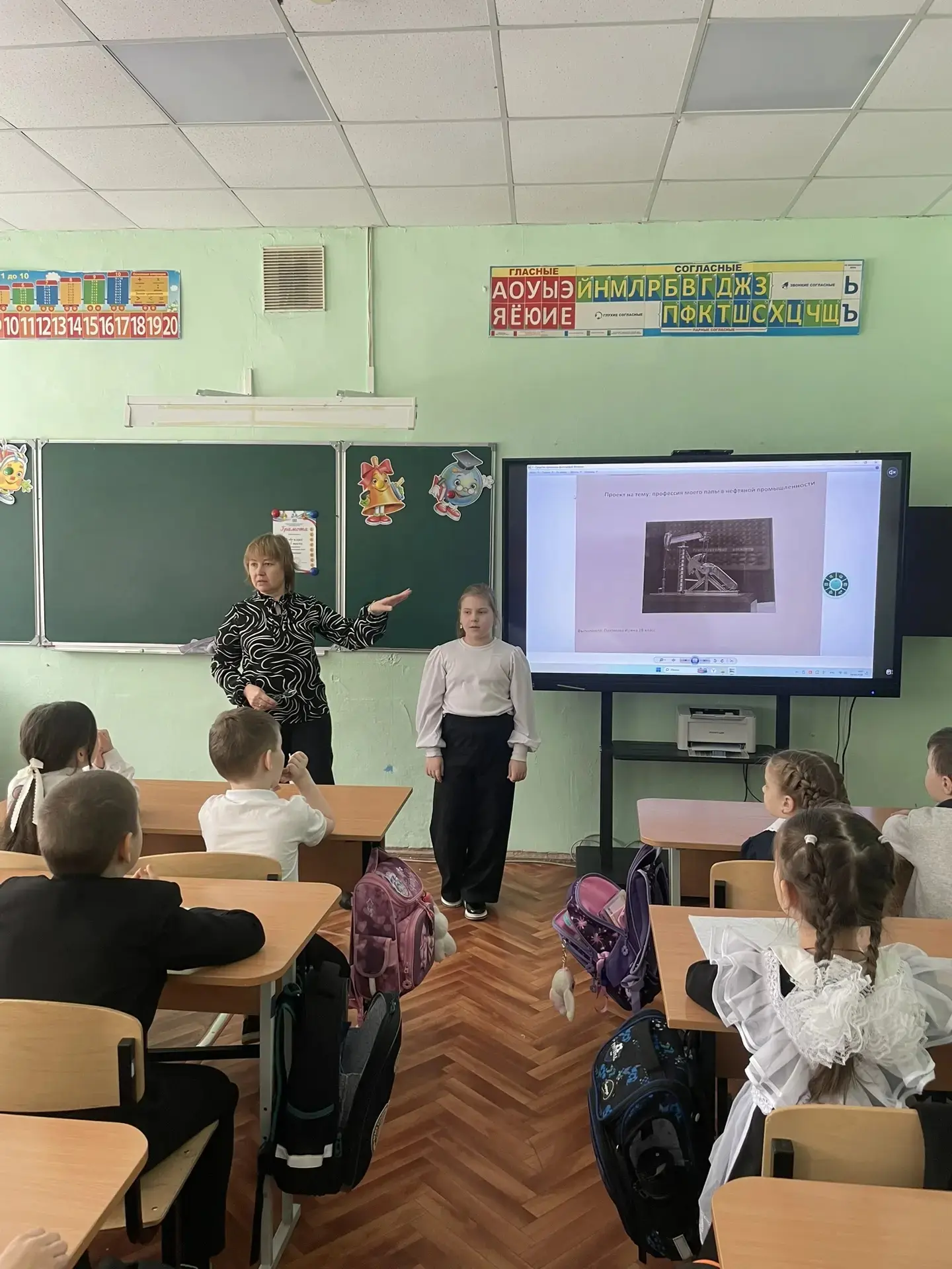 ПРАЗДНИК ПРОФЕССИЙ В 1В КЛАССЕ: ГОРДОСТЬ ЗА РОДИТЕЛЕЙ И МЕЧТЫ О БУДУЩЕМ!  В 1В классе прошел по-наст