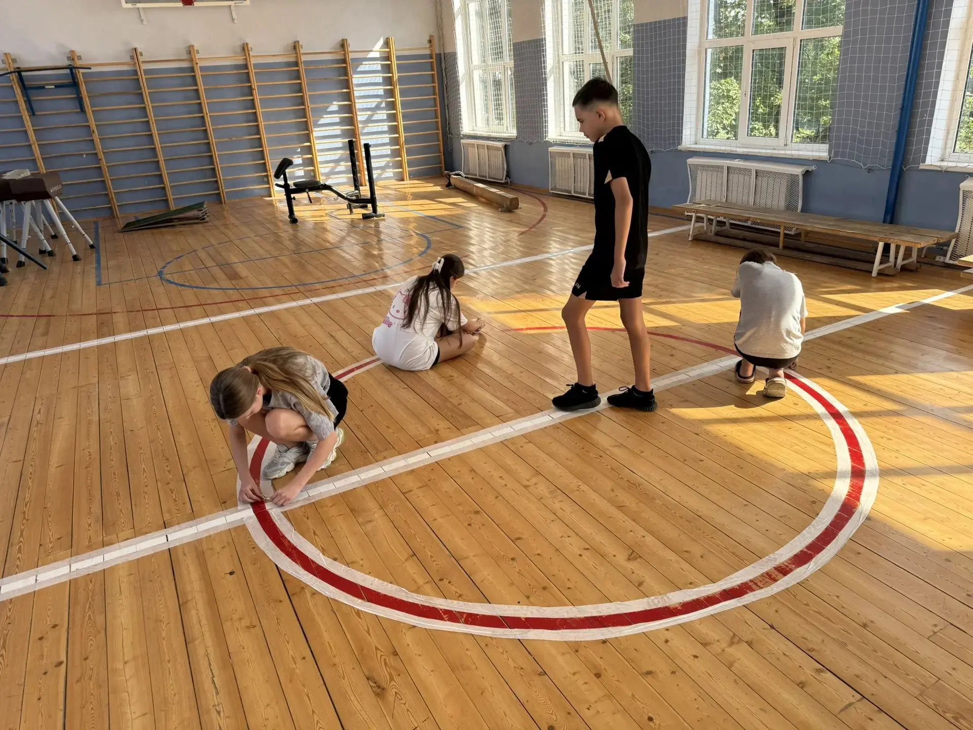 В школе продолжает работу трудовой десант. Обучающиеся 7 классов помогают в обновлении ...