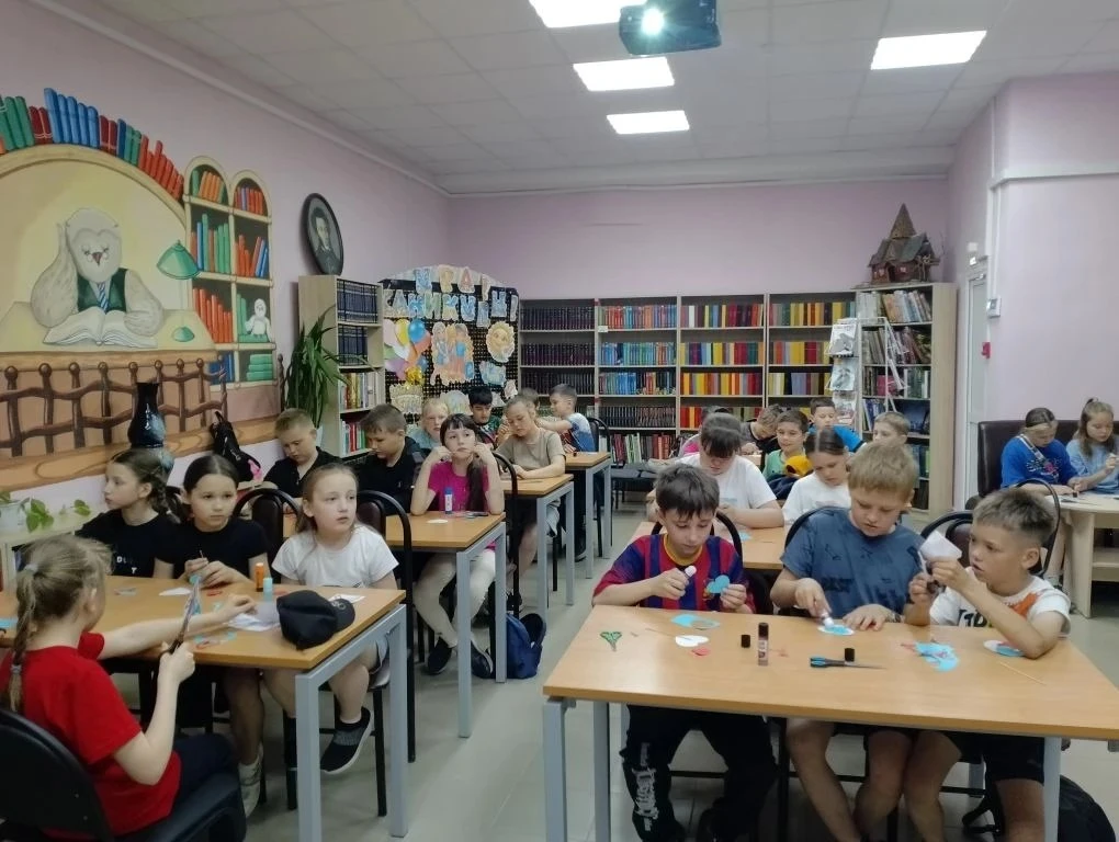 Накануне большого праздника -Дня России, который мы отмечаем 12 июня, дети из пришкольн...
