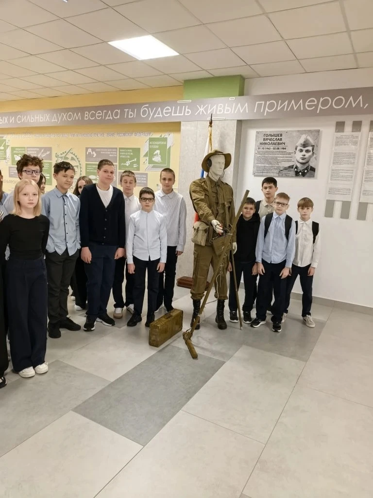 В 6 "Е" классе 16 февраля был проведен классный час «Разговоры о важном» на тему «Герой из соседнего