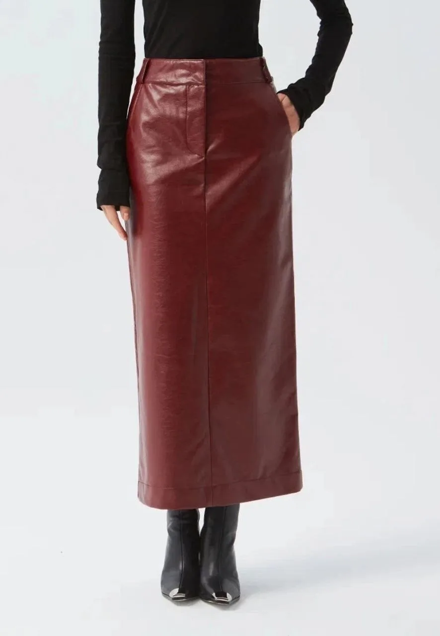 Второй части подборки быть — показываем еще больше кожаных юбок длины миди. Признаемся,...