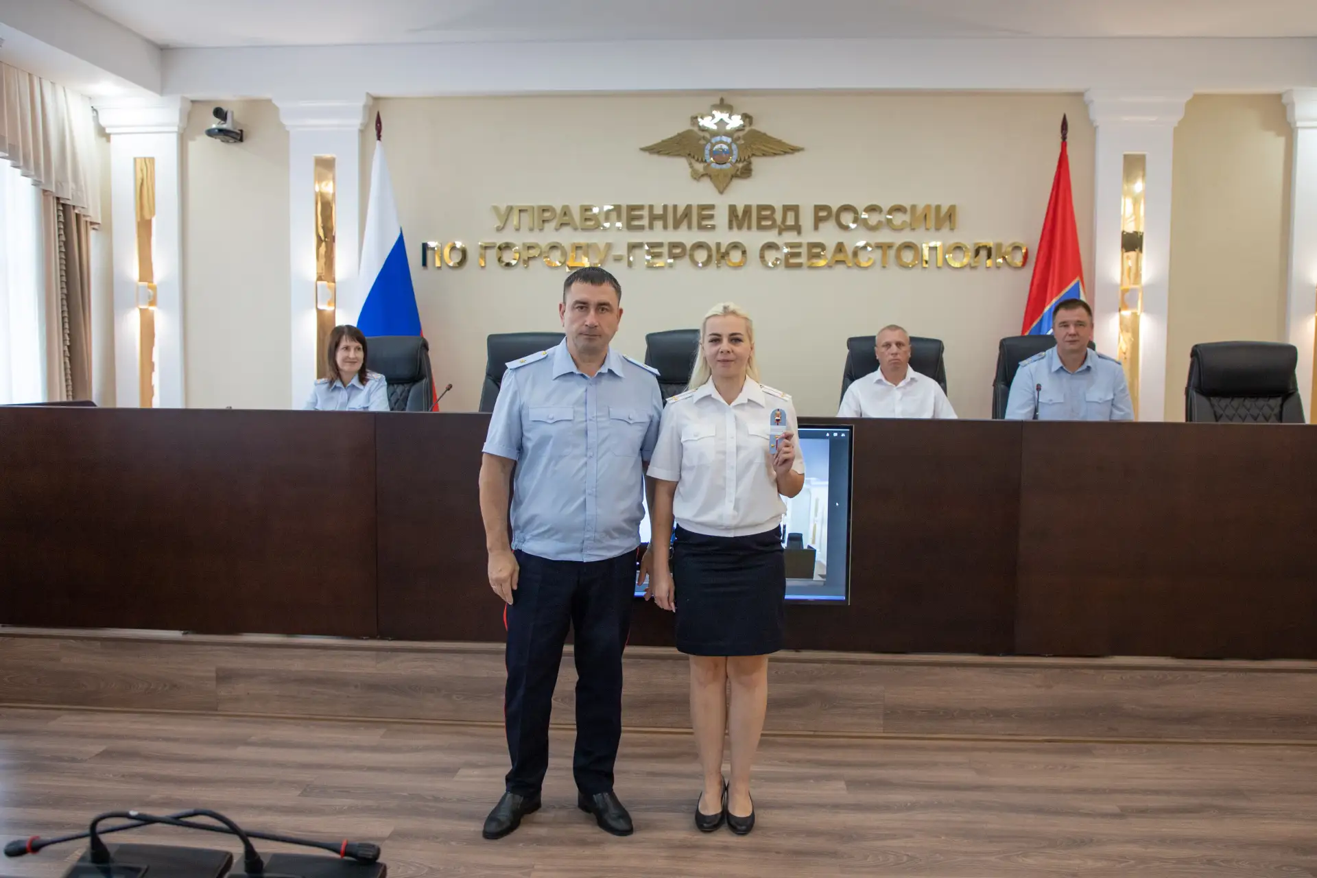 Начальник УМВД России по г.Севастополю генерал-майор полиции Сергей Сигунов вручил новые погоны сотр