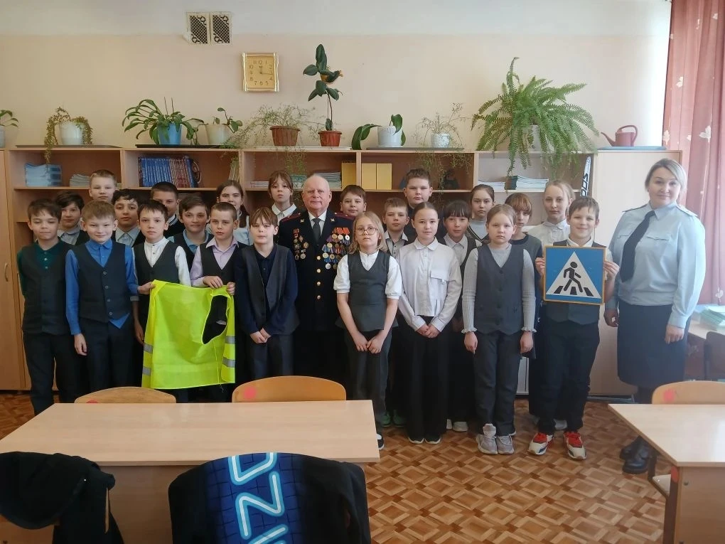🚦 26 февраля в нашей школе прошла важная и познавательная встреча. Начальник отделения пропаганды бе