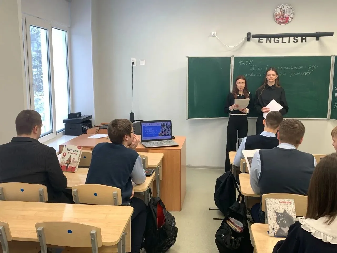Еженедельная линейка: старт новой учебной недели 📣 В понедельник в нашей школе прошла традиционная о