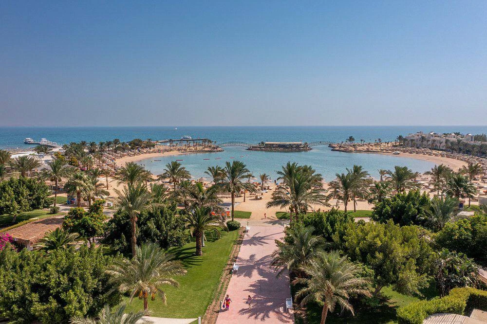 Утопающий в зелени отель на берегу Красного моря🏝️