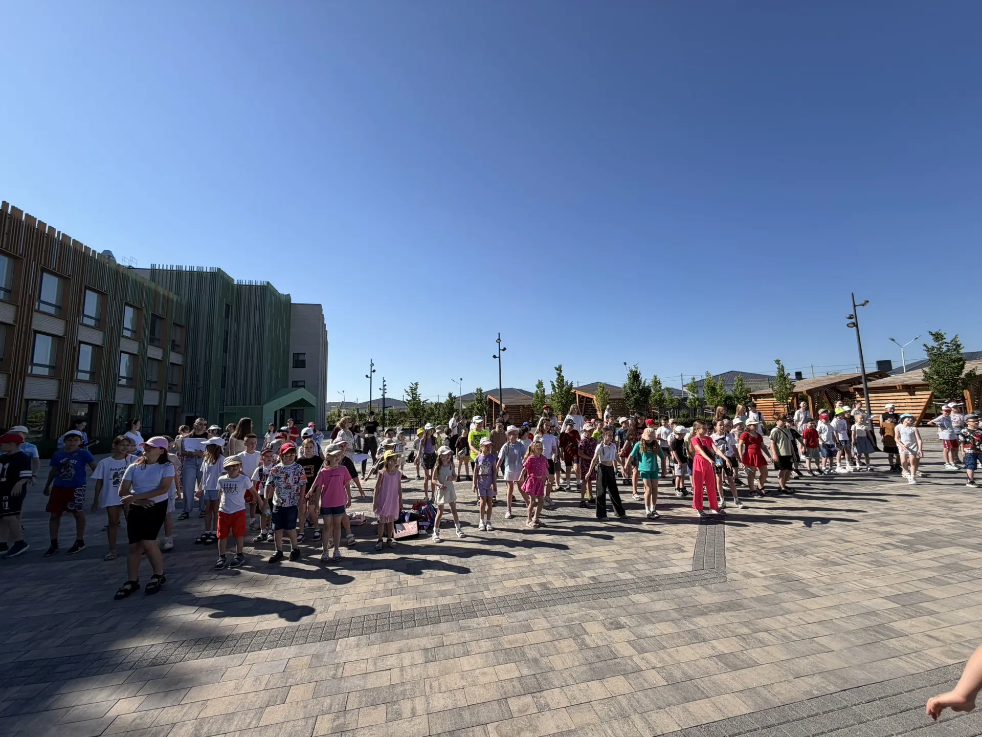 🇷🇺✨ Ещё один яркий день в пришкольном летнем лагере «Моя энергия детства»!

Сегодняшний день начал