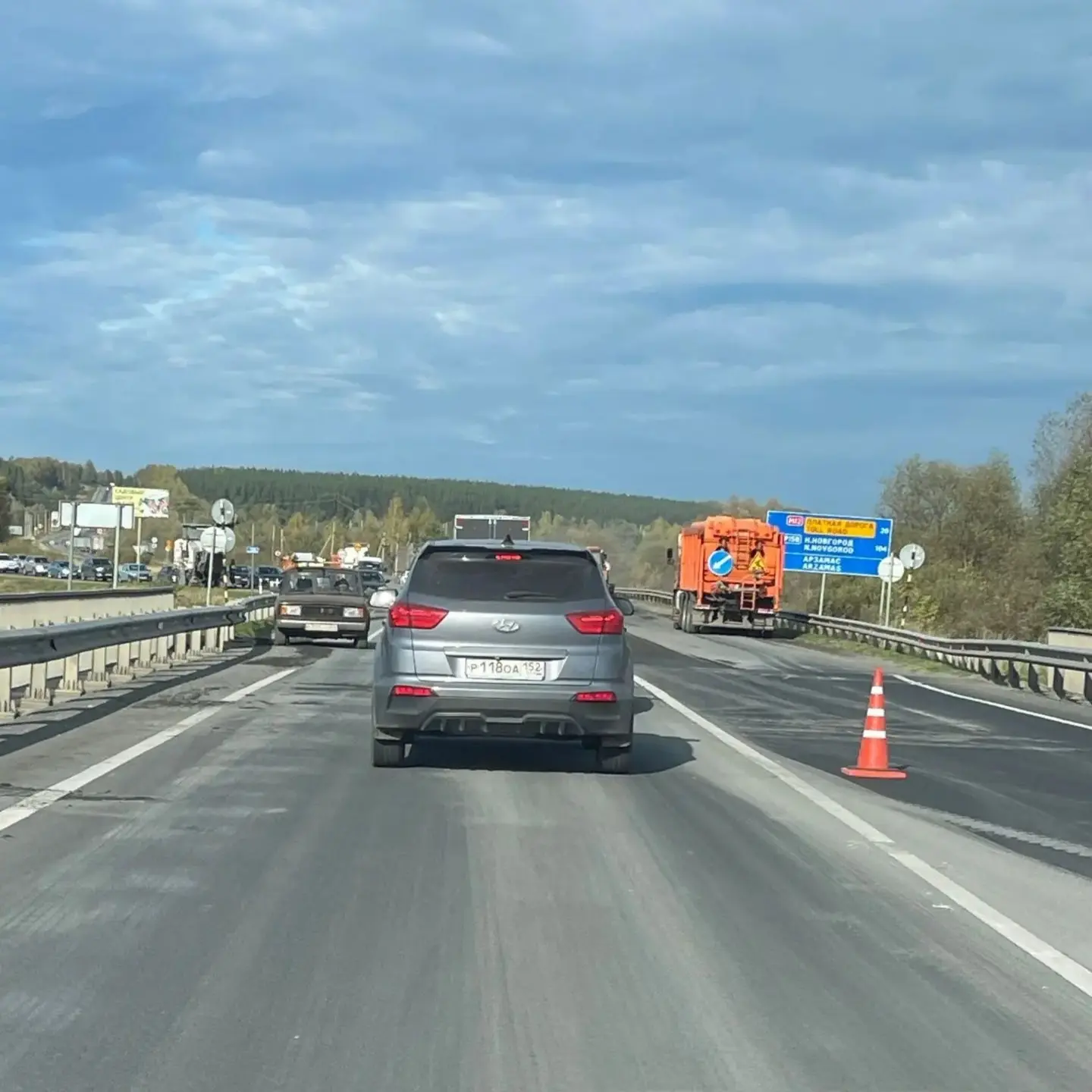 В Кожино перед мостом кладут асфальт. Пробка, ищите пути объезда!
