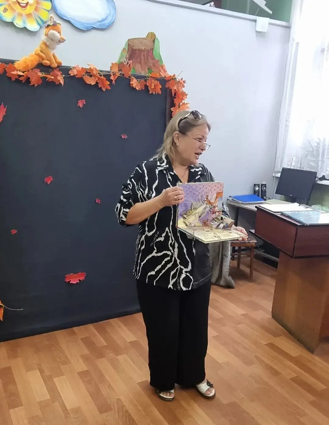 Сегодня для воспитанников подготовительных групп была проведена экскурсия в библиотеку....