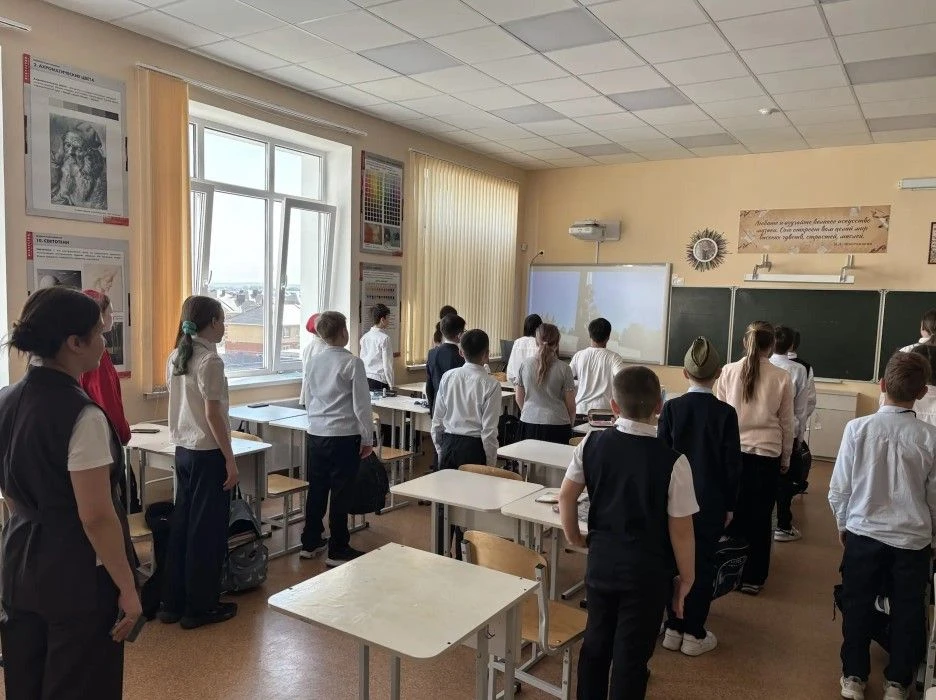 Минута молчания в память о героях  Сегодня в МОБУ ЦО "Знание" прошла минута молчания — трогательный 