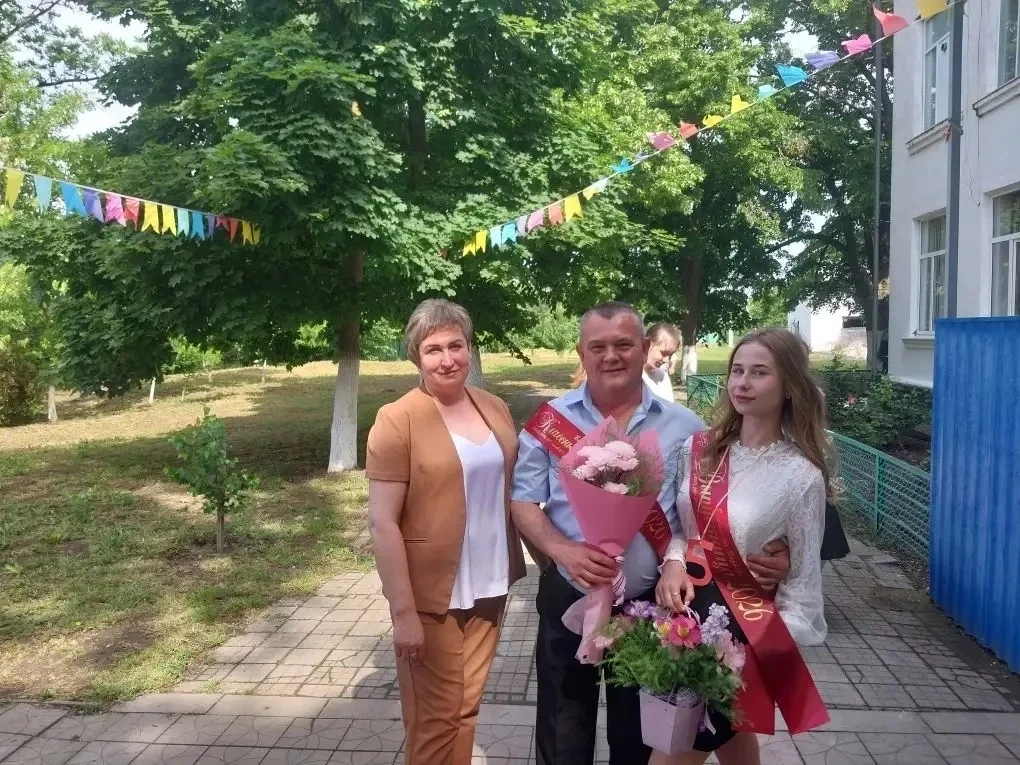 Последний звонок сегодня прозвенел и в СОШ №7 станицы Степной для трех выпускников 11 класса и 18 уч