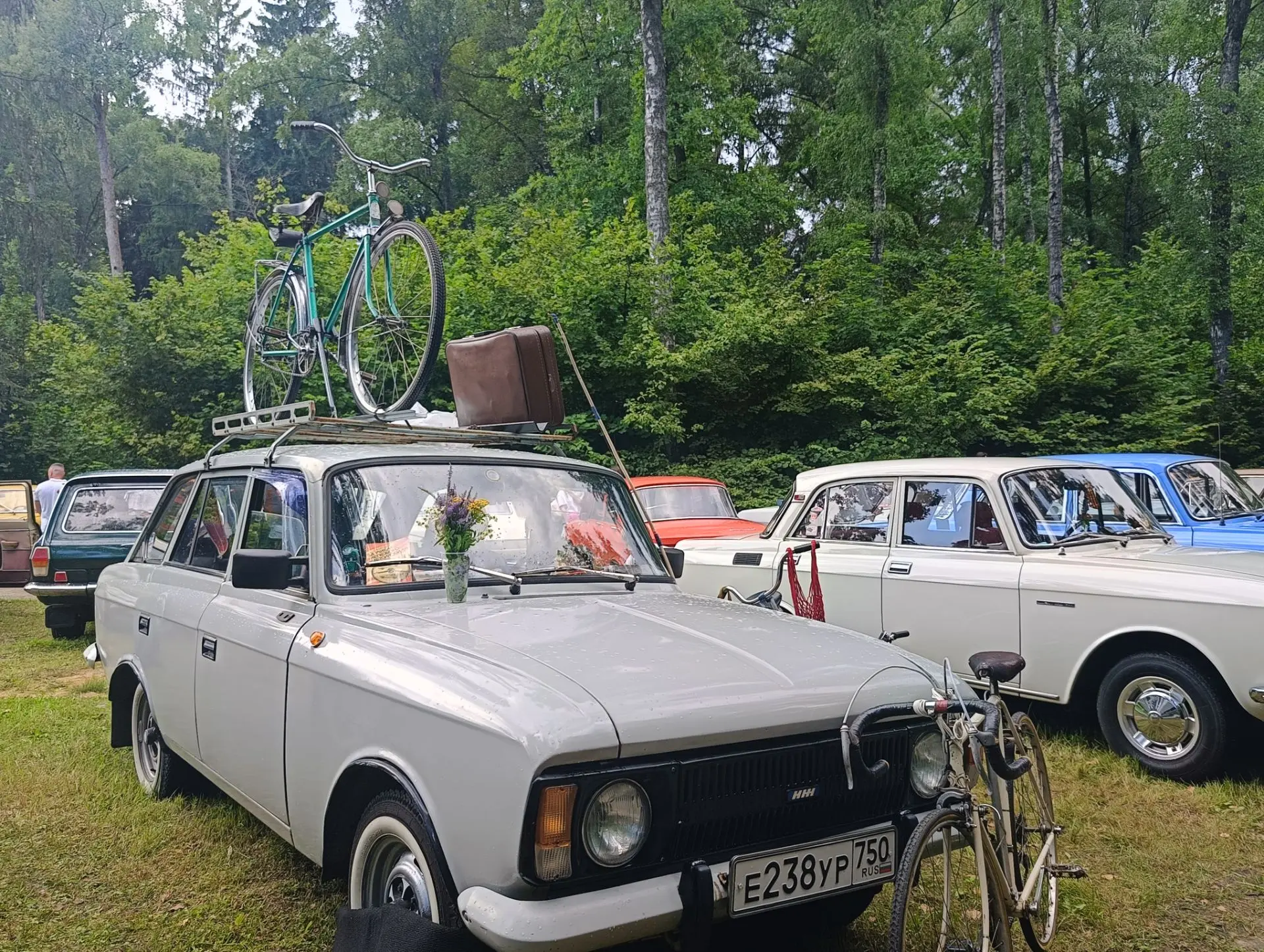 В Городском парке своя атмосфера - выставка ретроавтомобилей собрала ценителей старины