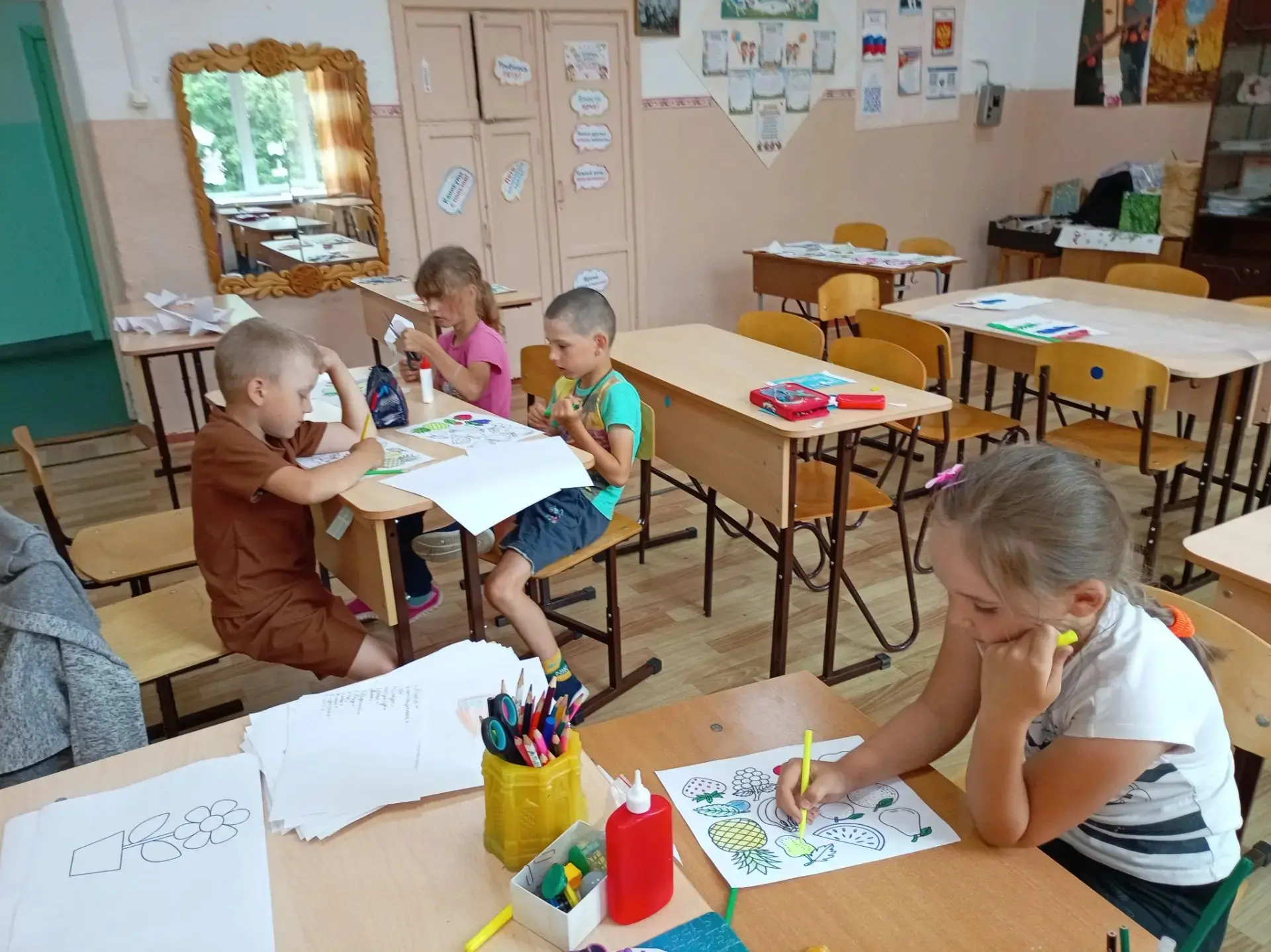 16 июня в летнем пришкольном лагере , несмотря на моросящий дождик за окном,  царит настоящее
солнеч