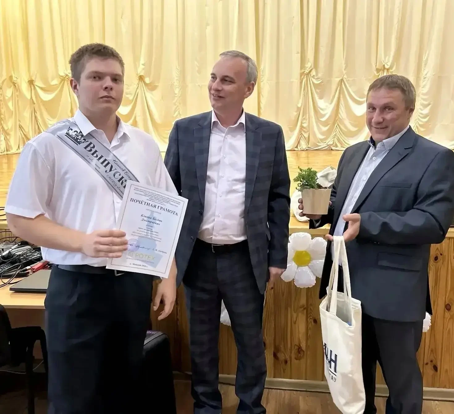 ✨Последний звонок для агроклассов Бехтеевской школы!

05 июня для выпускников 9-х и 11-х агротехноло