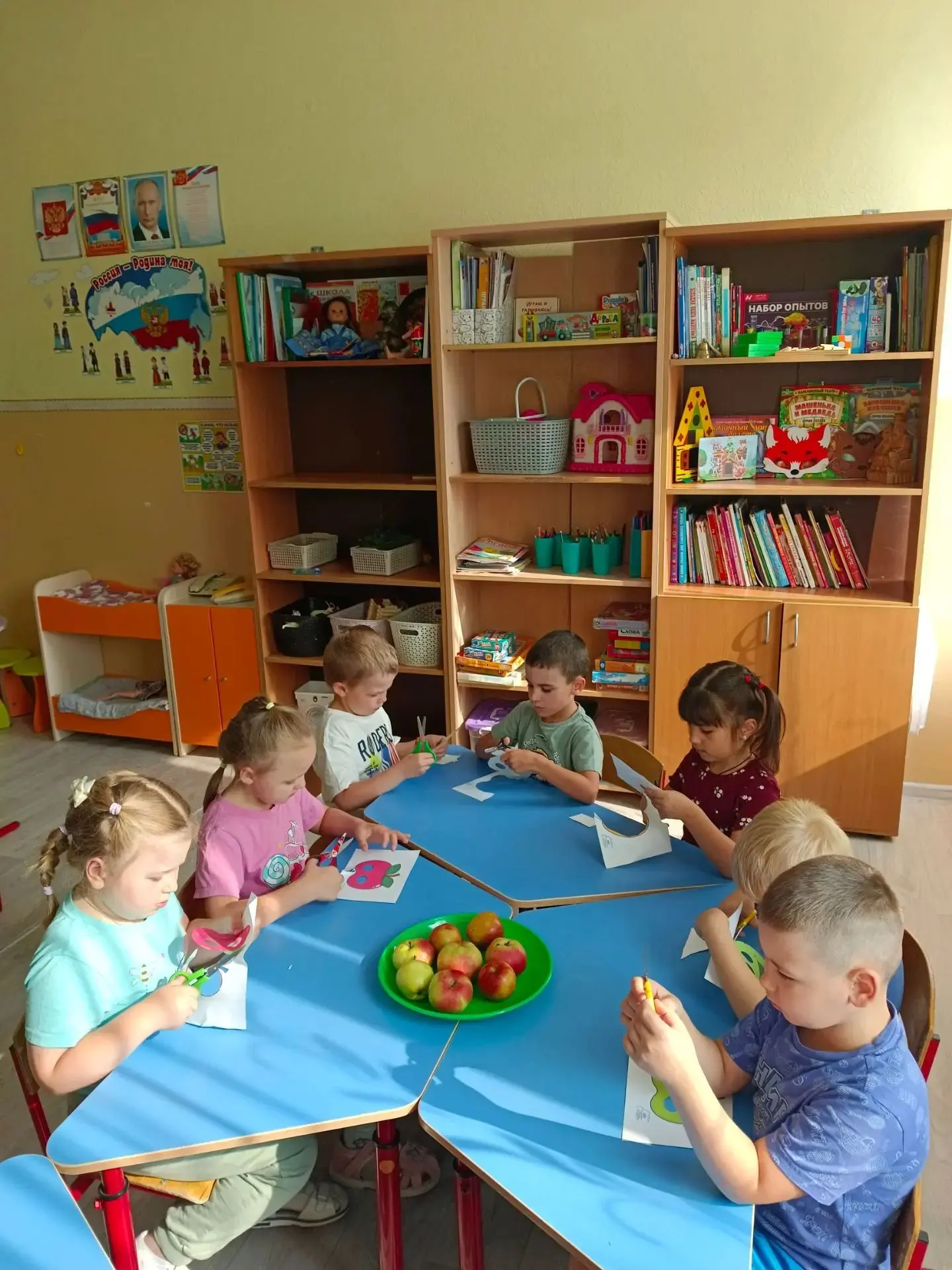 Яблочный Спас. - праздник, который отмечают 19 августа. Мы познакомили детей с историей...