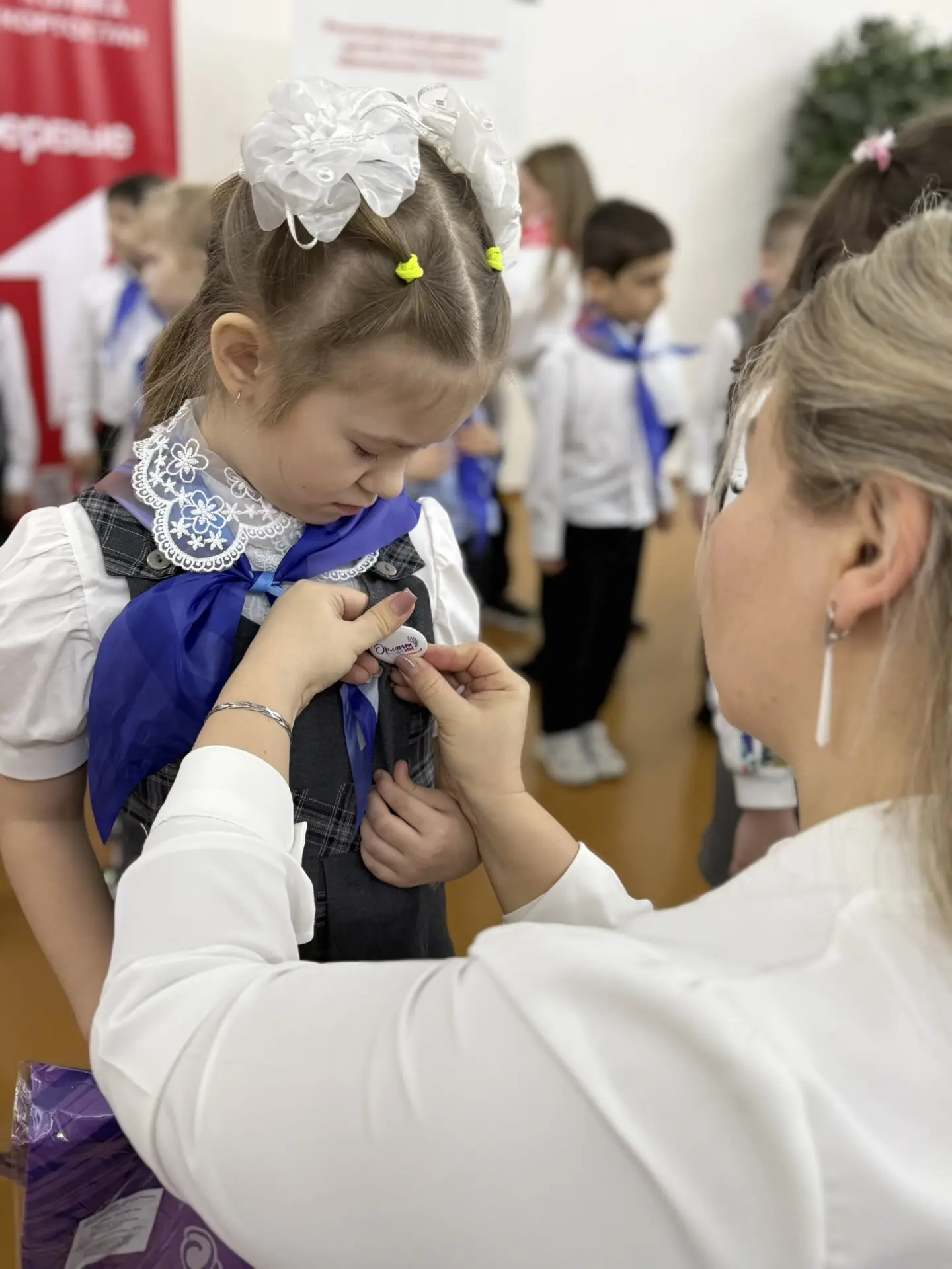 🦅 Новая высота: сегодня ученики 1а класса стали «Орлятами России»! Торжественное  посвящение состоял