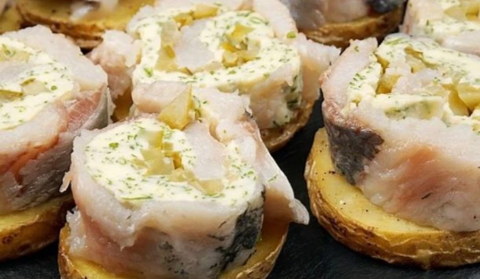 СЕЛЁДОЧНЫЕ РУЛЕТИКИ С СЫРОМ НА КАРТОФЕЛЕ