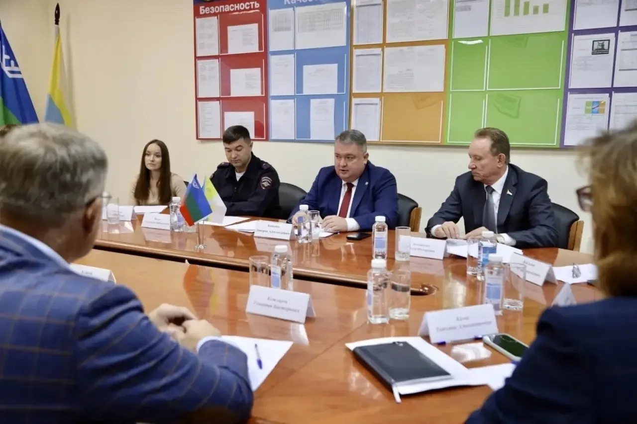 Глава Нижневартовска Дмитрий Кощенко провел рабочее совещание с руководством предприяти...