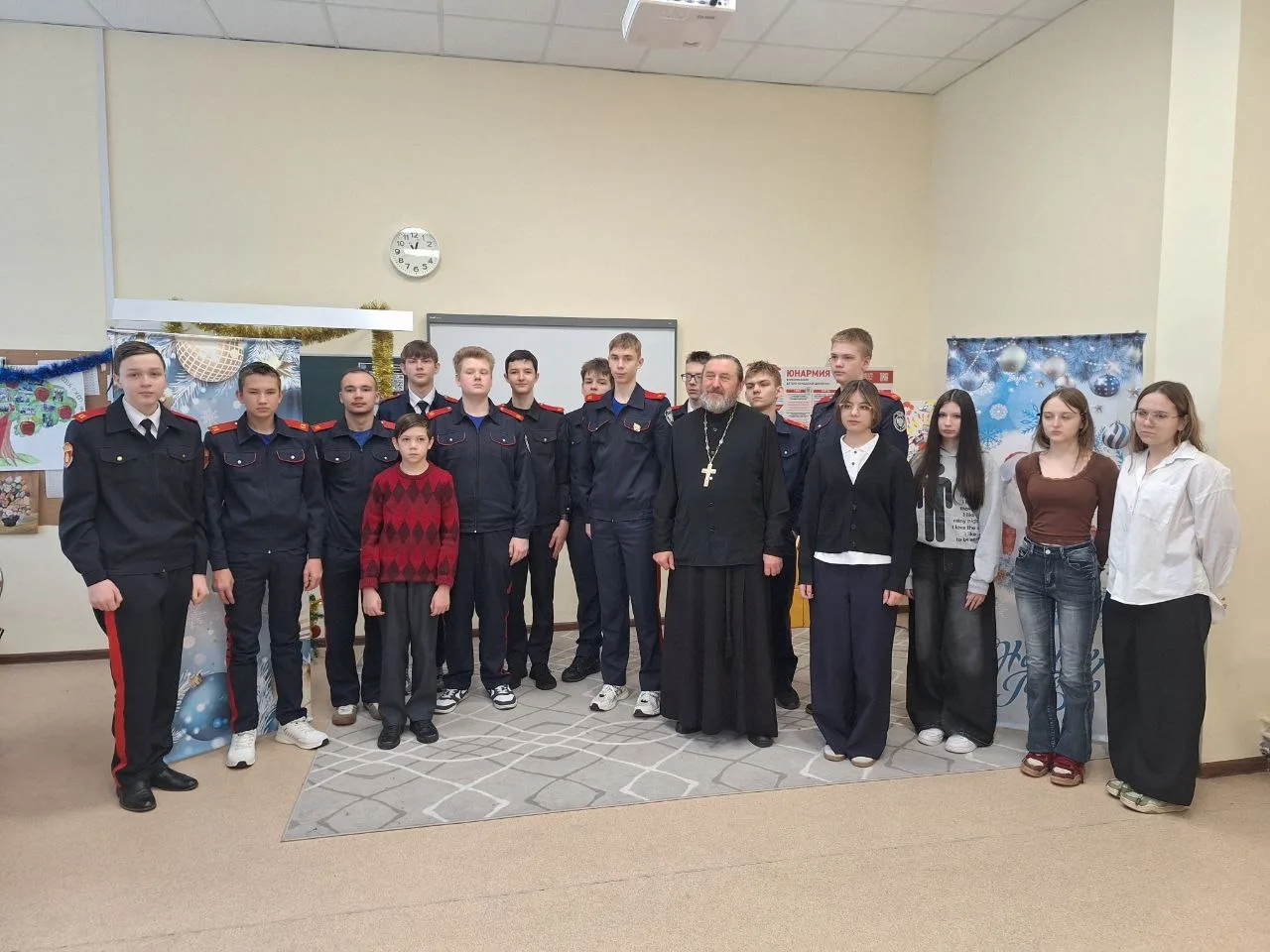 В преддверии Новогодних праздников в нашей школе вященник провёл беседу с кадетско-казачьим классом 