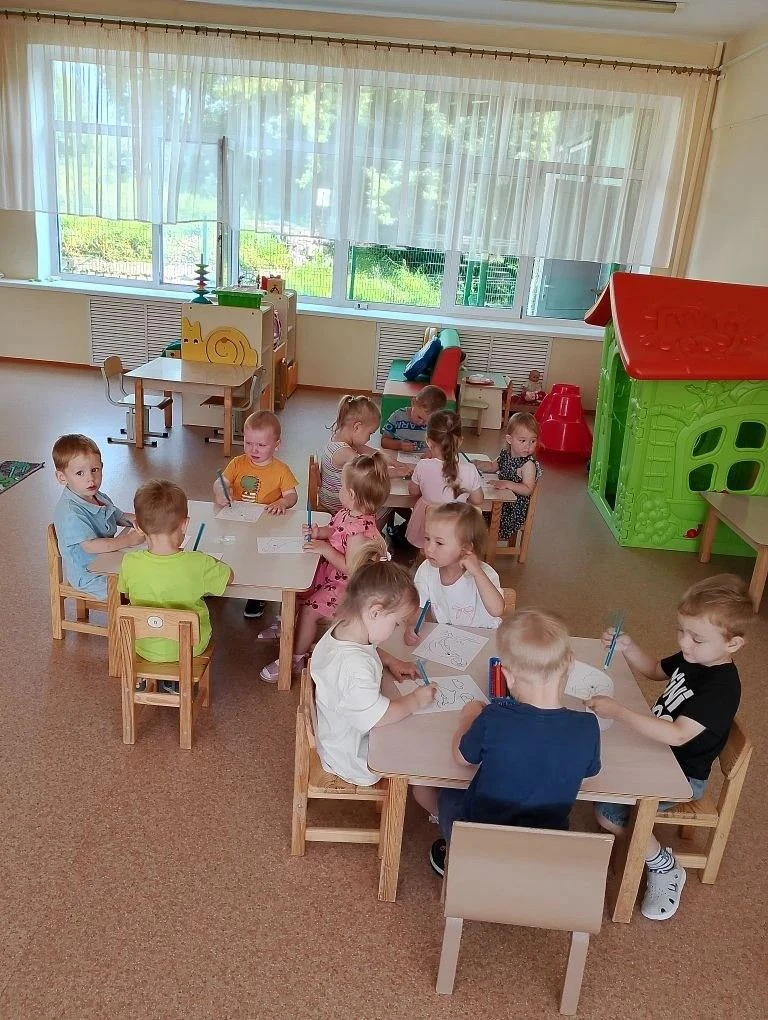 Сегодня малыши знакомились с дельфинами: смотрели познавательную презентацию, а затем раскрашивали к