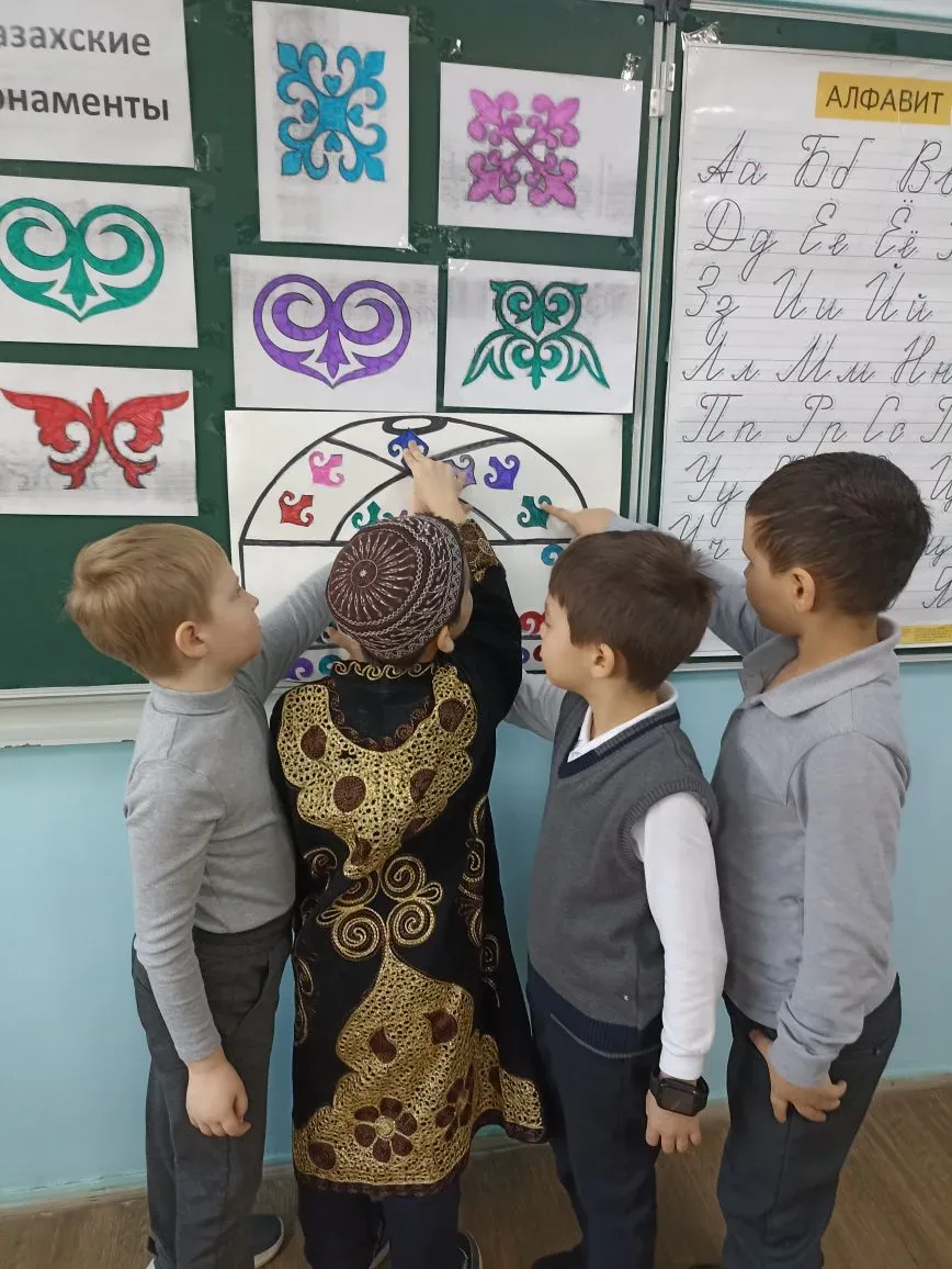 Сегодня в 1 " В" классе ( кл. руководитель Губенко Е. В.) прошёл урок труда по теме " Казахские  нац