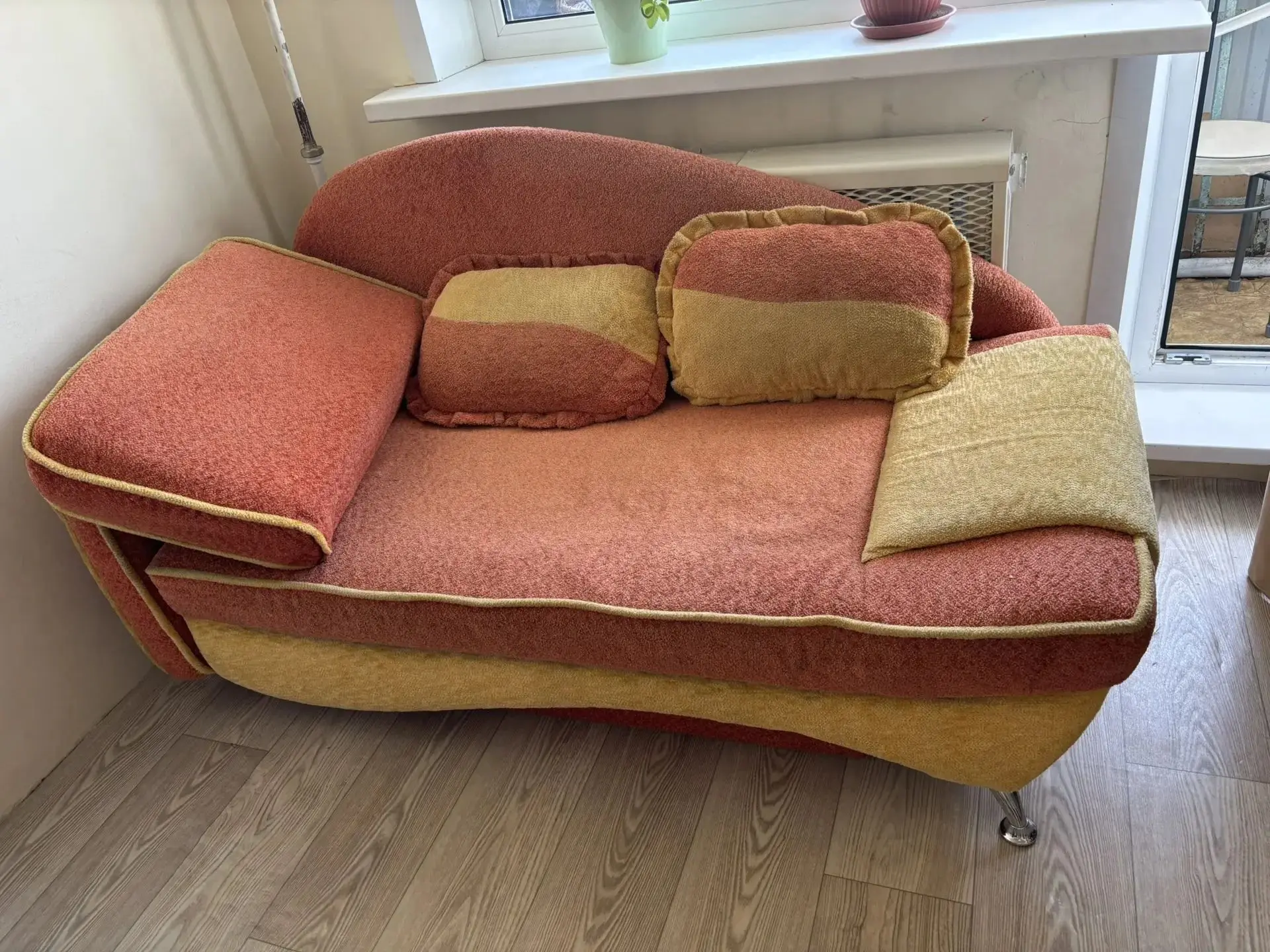 Продам софу в нормальном состояние, 3000, самовывоз.