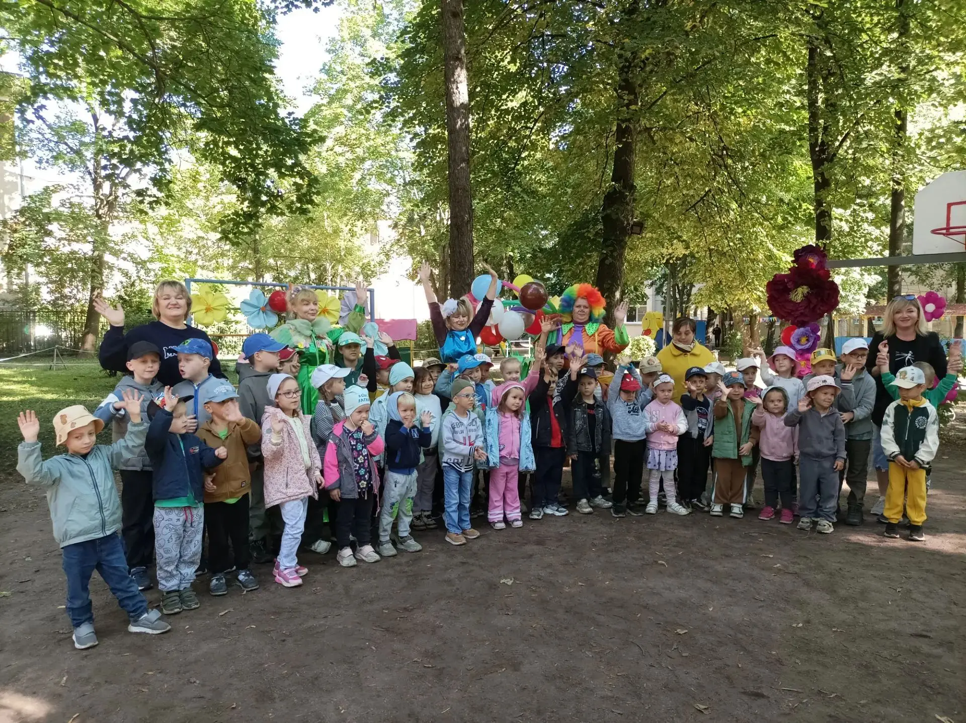 В детском саду прошёл праздник "Прощание с Летом". К ребятам пришли Лето, Клоун Кузя и ...